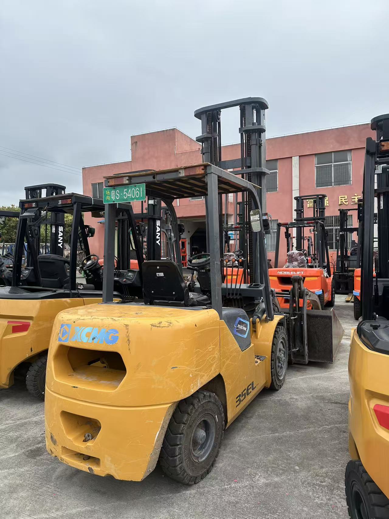 XCMG Forklifts 3.5T 2024 Install claw attachments